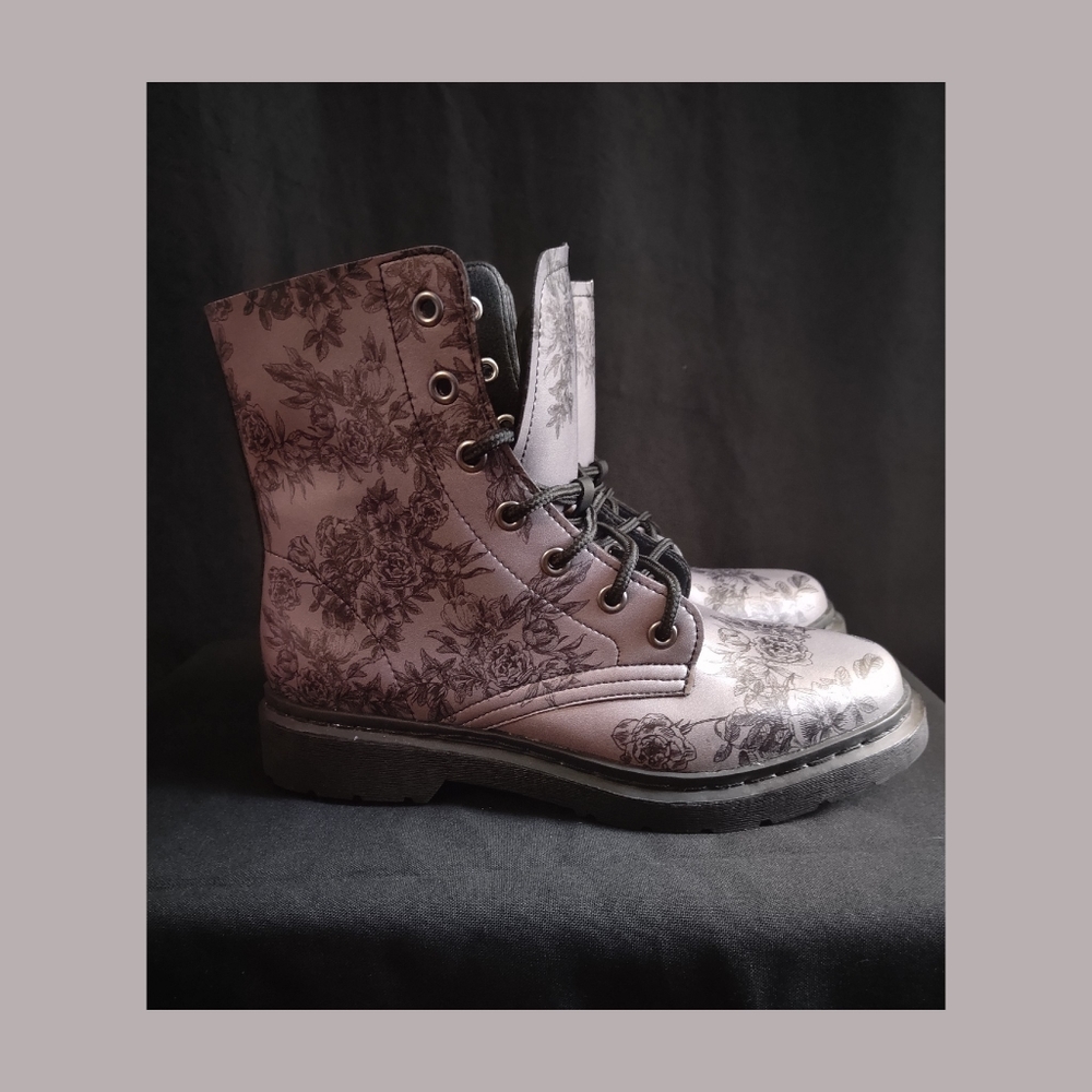 Yes We Vibe | Boots | Size 8.5M / 10W